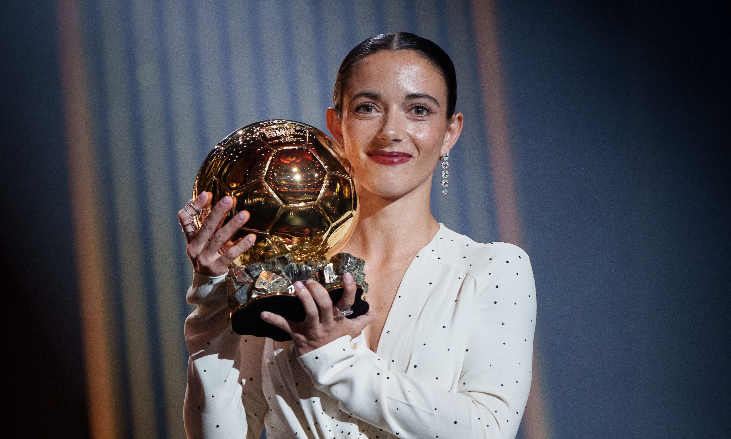 Aitana Bonmatí leva a Bola de Ouro feminina. Foto: Barcelona feminino